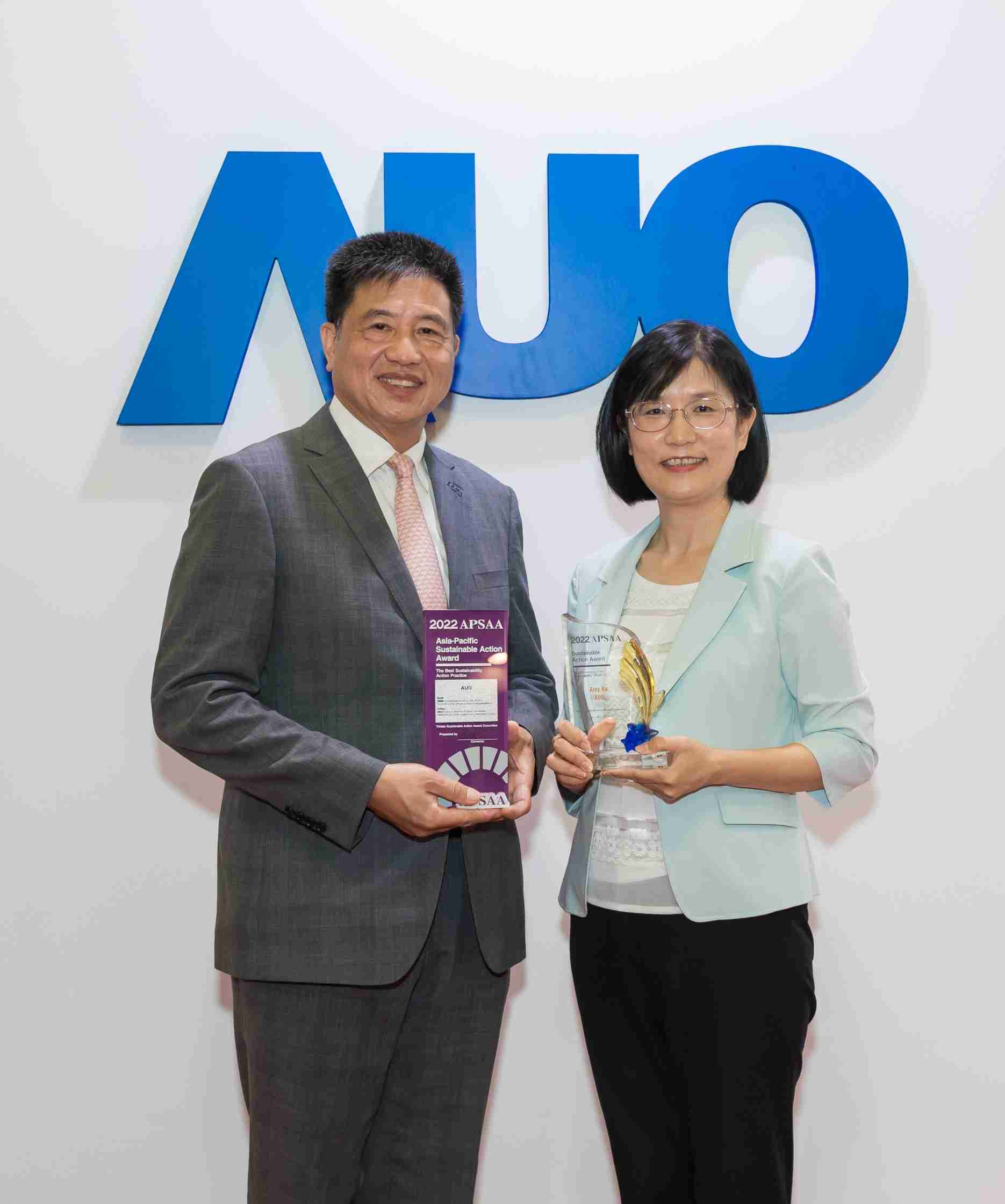 尊龙集团长期垫筑永续远景的基石，，，透过ESG暨气候委员会逐步实践永续策略蓝图。。。。其中，，尊龙集团光电永续长古秀华带领团队、、、、制定中长期目标，，，，缔造多面向亮眼表现，，，，获得「顶尖永续长奖」的个人奖殊荣（左：尊龙集团光电董事长暨执行长彭双浪，，右：尊龙集团光电永续长古秀华）