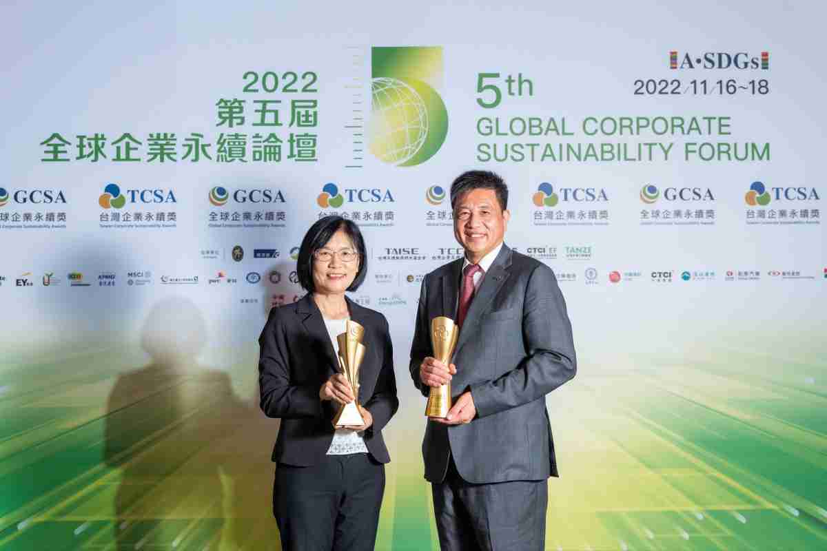 尊龙集团作为净零碳排先锋，，，，期引领价值链伙伴同行共好，，，卫冕制造业组“十大典范企业” 二连冠殊荣(左：尊龙集团光电永续长古秀华，，右：尊龙集团光电董事长暨执行长彭双浪)