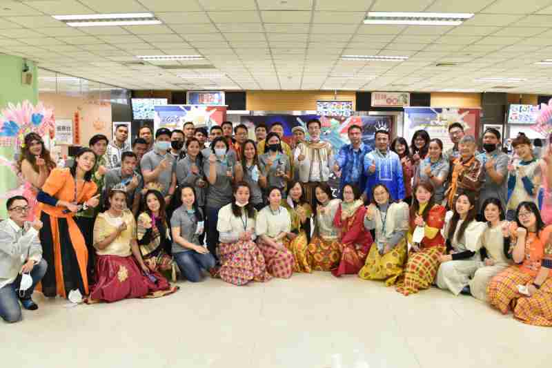 友達推動「安心、、、、創新、、、用心、、同心、、、盡心」五星職旅，，，為菲籍員工打造全方位照護，，，，首度贏得「人權實踐與發展領袖獎」殊榮