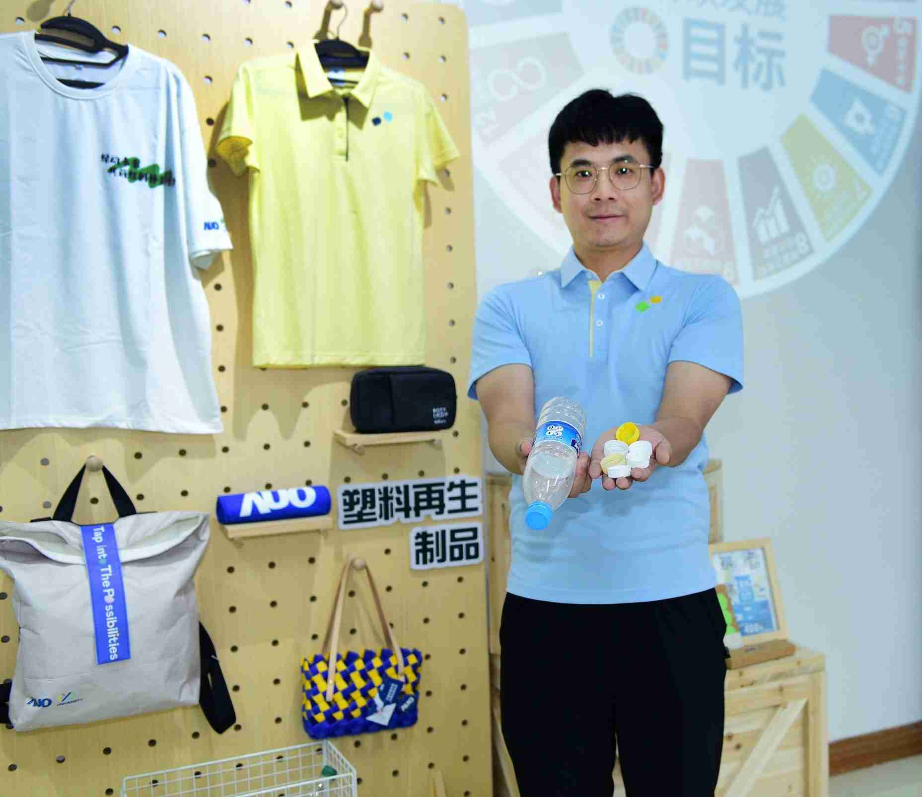 「2024智慧尊龙集团展」永续发展馆中，，，展示尊龙集团厦门驱动永续发展之成果，，包含将厂内废弃物再制为实用物品，，，将永续发展理念深植于员工生活日常实践