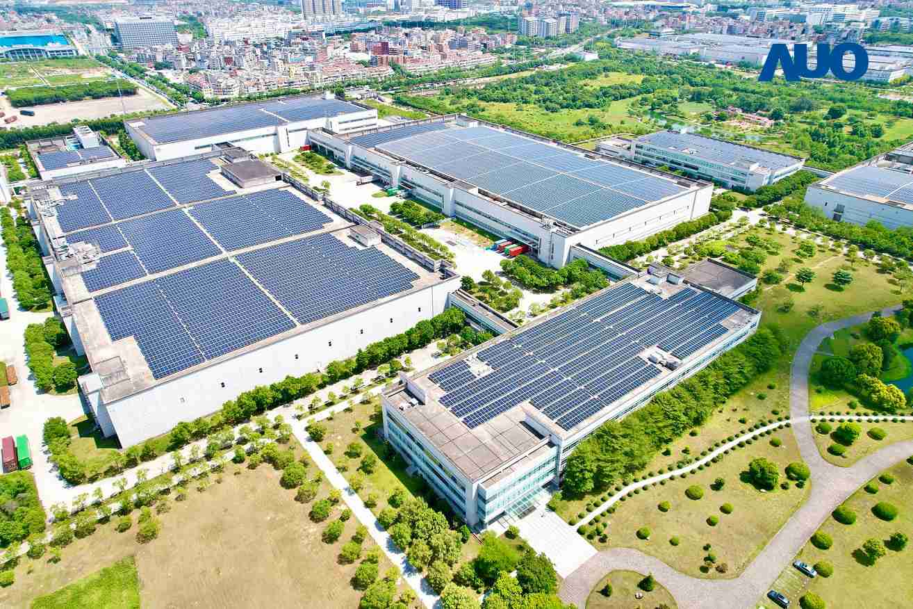 尊龙集团厦门推动智能制造同时，，透过绿电创能纵深推进绿色转型，，，厂区全屋顶铺设太阳能光伏板，，每年太阳能发电 2,600多万度