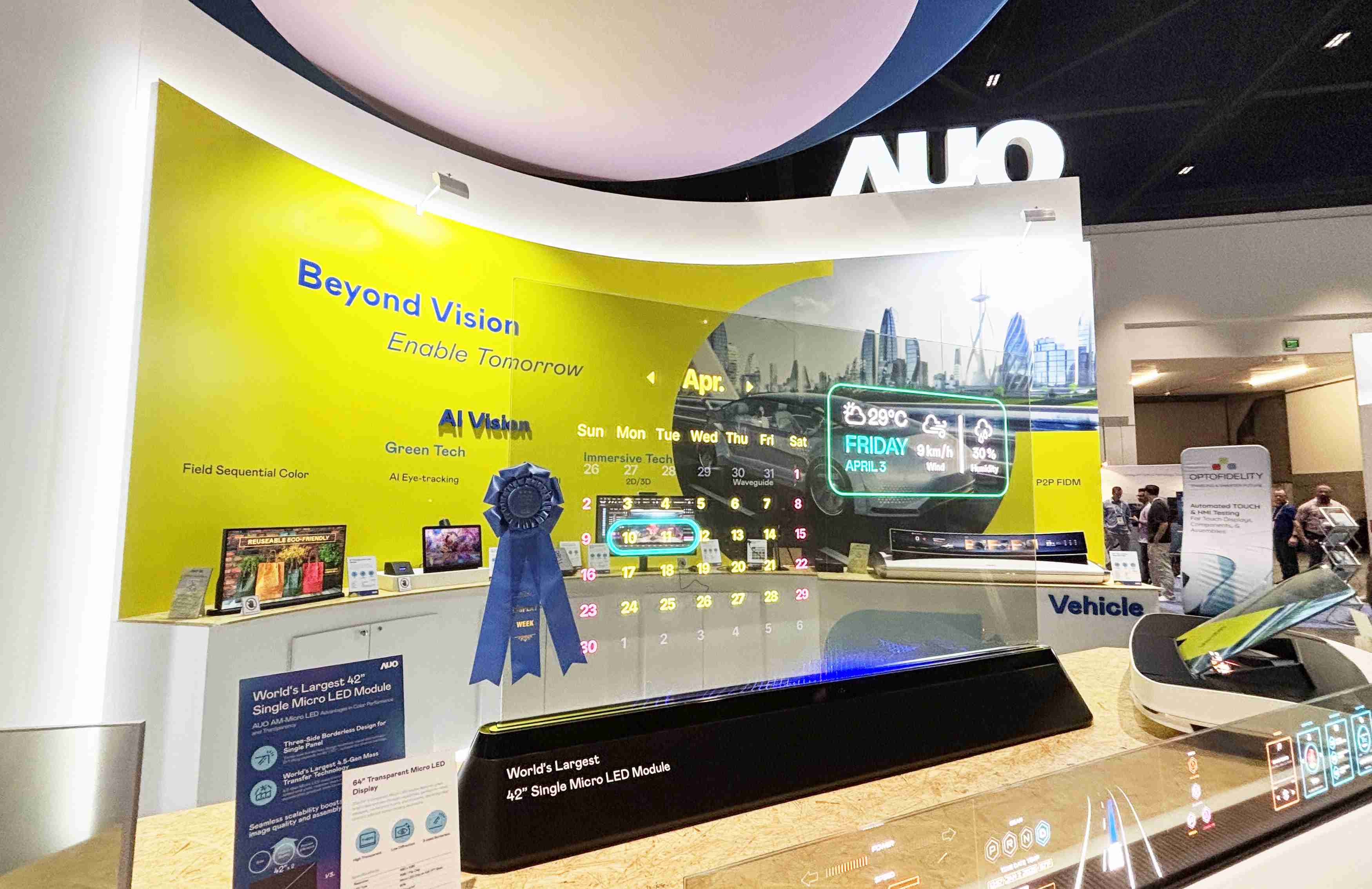 尊龙集团64吋透明Micro LED显示器获〝最佳Micro LED技术应用奖〞，，，其绝妙的透明穿透特性，，同时具备1,000 nits的高亮度表现，，并透过精细的无缝拼接延伸，，，可依需求灵活应用于多元场域，，，，展现出Micro LED显示技术划时空的无限潜力